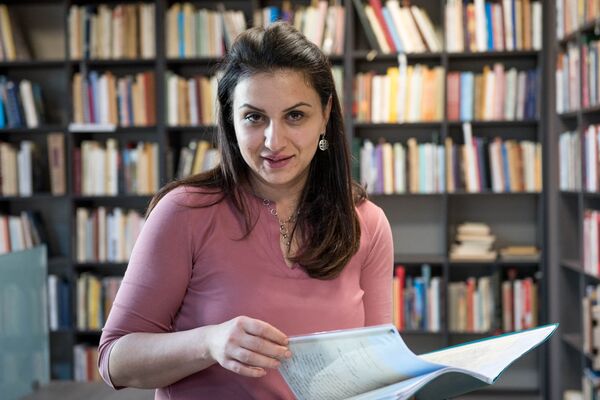 Заведующая библиотекой Музея-института Геноцида армян Гоар Ханумян. Заведующая библиотекой Музея-института Геноцида армян Гоар Ханумян. - Sputnik Արմենիա