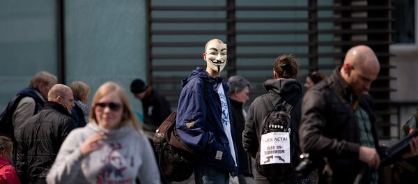 Молодой человек в маске Анонимус - Sputnik Армения