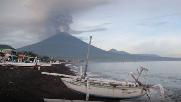 Вулкан Агунг на Бали выбросил столб дыма и пепла - Sputnik Армения
