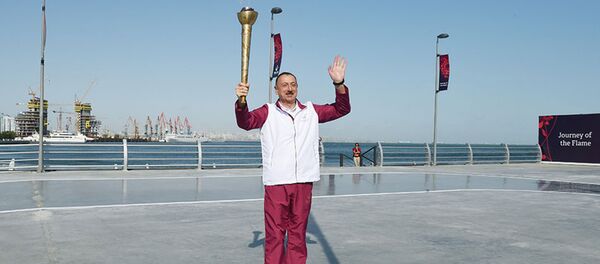 Президент Азербайджана Гейдар Алиев встречает Олимпийский огонь в Баку. Президент Азербайджана Гейдар Алиев встречает Олимпийский огонь в Баку. - Sputnik Արմենիա