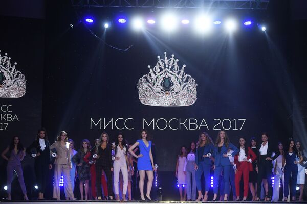 Участницы на сцене в финале конкурса Мисс Москва-2017 - Sputnik Армения