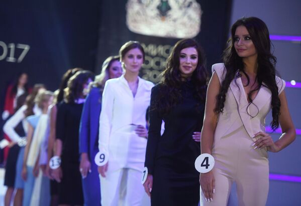 Участницы на сцене в финале конкурса Мисс Москва-2017 - Sputnik Армения
