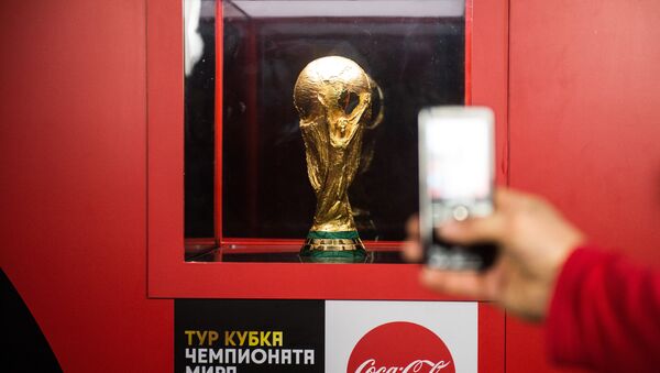 Кубок ЧМ-2018 по футболу представили в Омске - Sputnik Армения