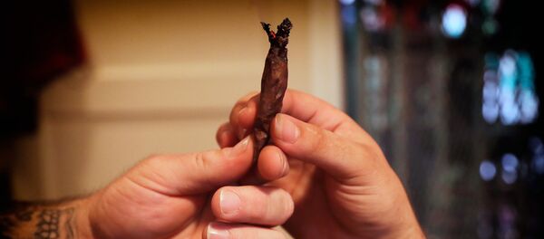 Два человека передают друг другу сигаретку из марихуаны Два человека передают друг другу сигаретку из марихуаны - Sputnik Արմենիա