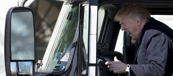 Президент США Дональд Трамп приветствует гостей Белого Дома перед обсуждением проблем здравоохранения. - Sputnik Армения