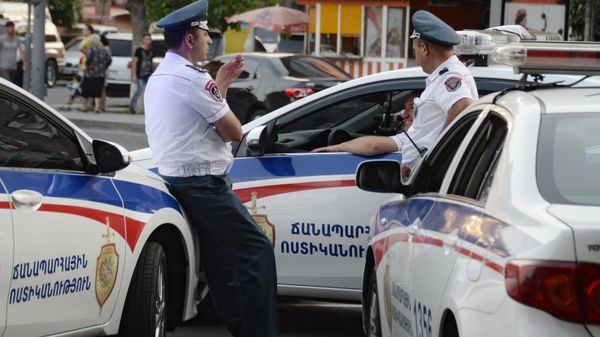 Сотрудники правоохранительных органов в Ереване - Sputnik Արմենիա