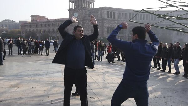 Армяне закрутились в боевом танце в центре Еревана - Sputnik Армения
