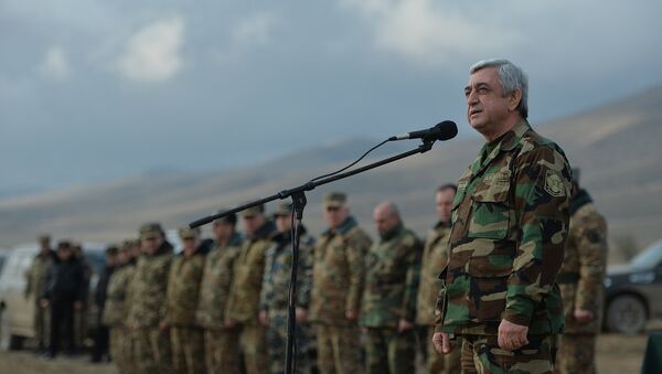 Президент Серж Саргсян посетил военные учения в Арцахе - Sputnik Армения