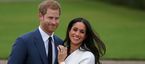 Принц Гарри и его невеста, американская актриса Мэган Маркл позируют для фотографов в Санкэн Гарден Кенсингтонского дворца /27 ноября 2017/. Лондон, Великобритания. - Sputnik Армения
