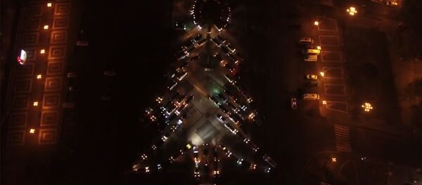 Флешмоб в Ереване: на Площади Республики машины выстроились в елку Флешмоб в Ереване: на Площади Республики машины выстроились в елку - Sputnik Արմենիա