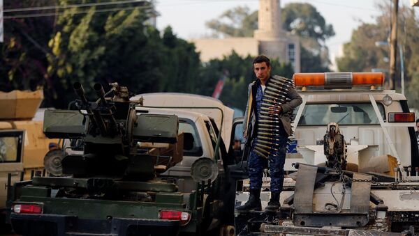 Боец-хусит возле дома бывшего президента Йемена Али Абдаллы Салеха в день его убийства - Sputnik Армения