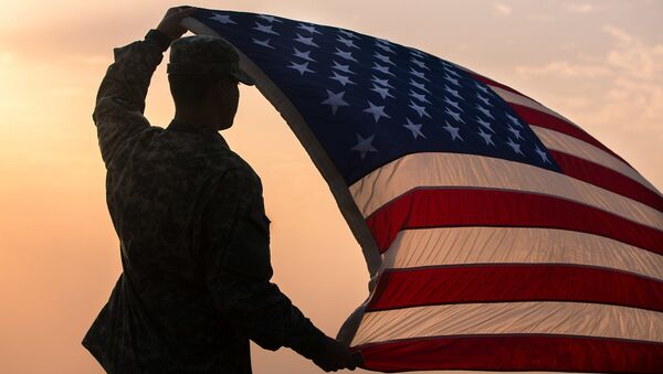 Американский солдат с флагом - Sputnik Արմենիա