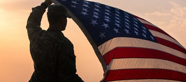 Американский солдат с флагом - Sputnik Армения