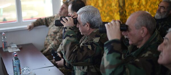 Президенты РА Серж Саргсян и НКР Бако Саакян, архиепископ Паргев Мартиросян следят за военными учениями /4 декабря 2017/. НКР - Sputnik Армения