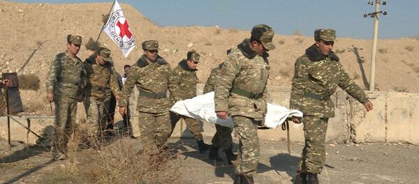 Армянская сторона при посредничестве Международного комитета Красного Креста передает труп сбежавшего азербаджанского капитана /28 ноября 2017г/. Армяно-Азербайджанская граница - Sputnik Армения