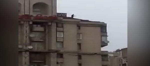 Кадры с Саакашвили, угрожающим спрыгнуть с крыши восьмиэтажного дома в Киеве Кадры с Саакашвили, угрожающим спрыгнуть с крыши восьмиэтажного дома в Киеве - Sputnik Армения