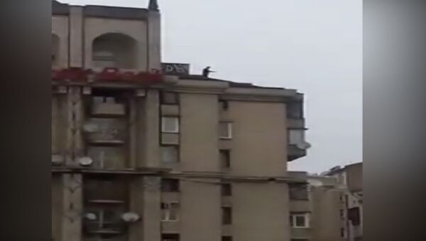 Кадры с Саакашвили, угрожающим спрыгнуть с крыши восьмиэтажного дома в Киеве - Sputnik Արմենիա
