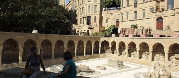 Баку. Старый район города рядом с Девичьей башней. - Sputnik Армения