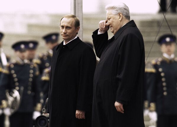 Первый Президент РФ Борис Ельцин и президент РФ Владимир Путин в день инаугурации Владимира Путина в 2000 году - Sputnik Армения
