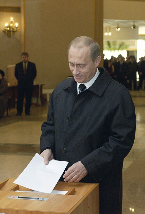 Президент РФ Владимир Путин во время голосования на избирательном участке в день выборов президента Российской Федерации, 2004 - Sputnik Армения