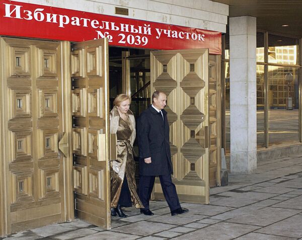 Президент РФ Владимир Путин и его супруга Людмила Путина после голосования на выборах президента Российской Федерации, 2004 год - Sputnik Армения
