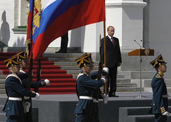 Смотр Президентского полка на Соборной площади Кремля во время церемонии официального вступления в должность президента России Владимира Путина, 2004 год - Sputnik Армения
