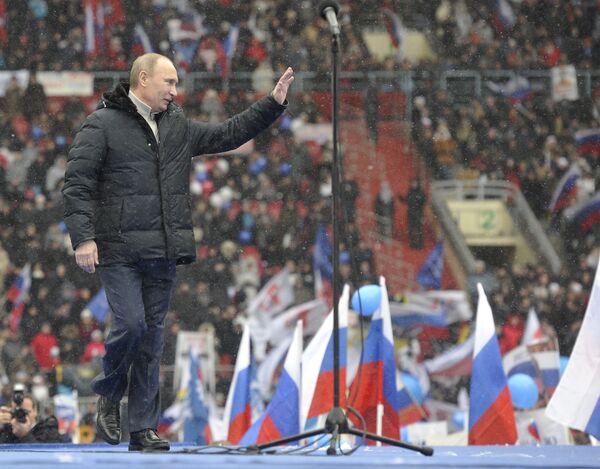 Премьер-министр РФ Владимир Путин выступил на митинге своих сторонников Защитим страну!, 2012 год - Sputnik Армения