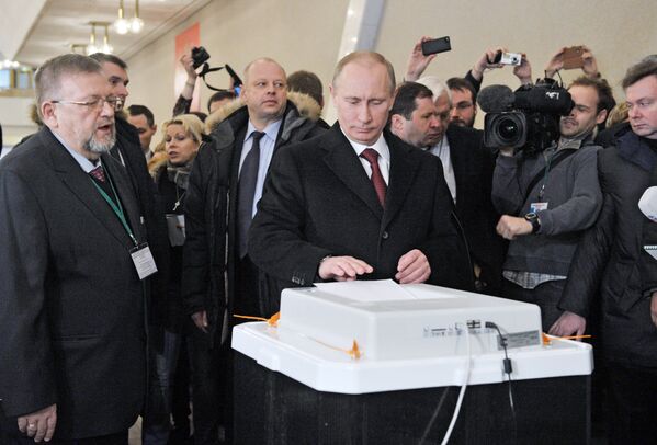 Վլադիմիր Պուտինը ընտրատեղամասում, 2012 թվական - Sputnik Արմենիա
