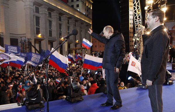 Кандидат в президенты Владимир Путин и президент России Дмитрий Медведев участвуют в митинге на Манежной площади, 2012 год - Sputnik Армения