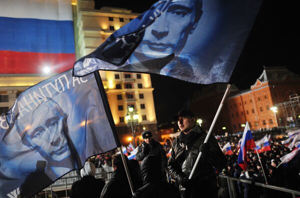 Участники санкционированного митинга в поддержку кандидата в президенты РФ Владимира Путина на Манежной площади, 2012 год - Sputnik Армения