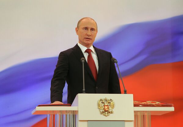 Избранный президент РФ Владимир Путин произносит текст присяги во время церемонии инаугурации, 2012 год - Sputnik Армения