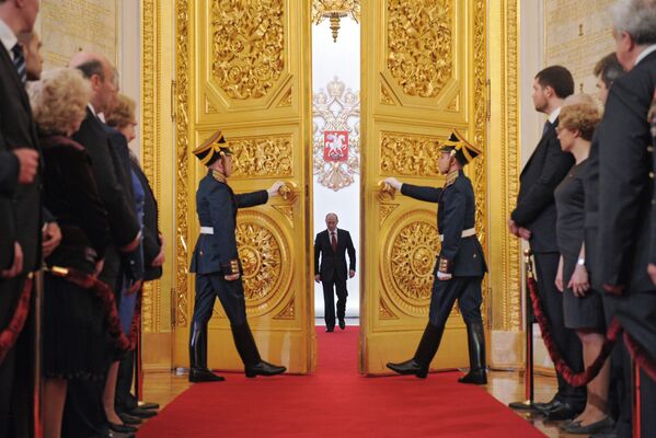 Избранный президент РФ Владимир Путин в Андреевском зале Большого Кремлевского дворца во время церемонии инаугурации. 2012 год - Sputnik Армения