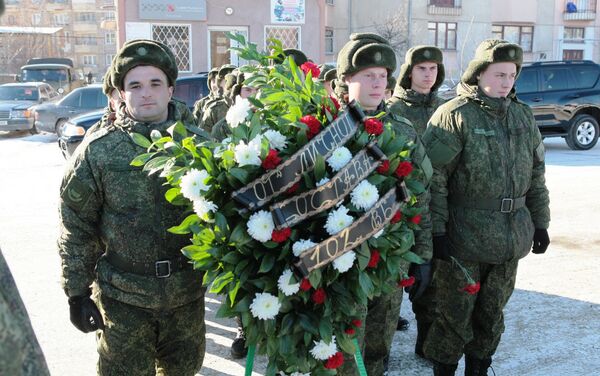 В Армении военнослужащие ЮВО почтили память погибших воинов-ликвидаторов во время землетрясения 7 декабря 1988 года - Sputnik Армения