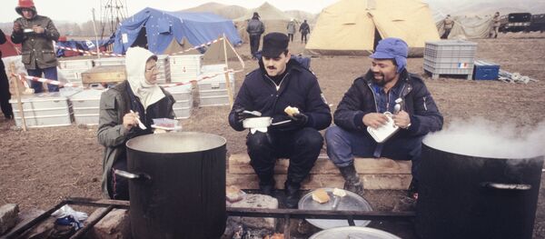 Ликвидация последствий землетрясения в Армении. Декабрь 1988 года. Лагерь спасателей из Франции в городе Спитак. - Sputnik Армения
