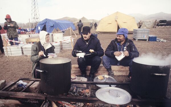 Ликвидация последствий землетрясения в Армении. Декабрь 1988 года. Лагерь спасателей из Франции в городе Спитак. - Sputnik Армения