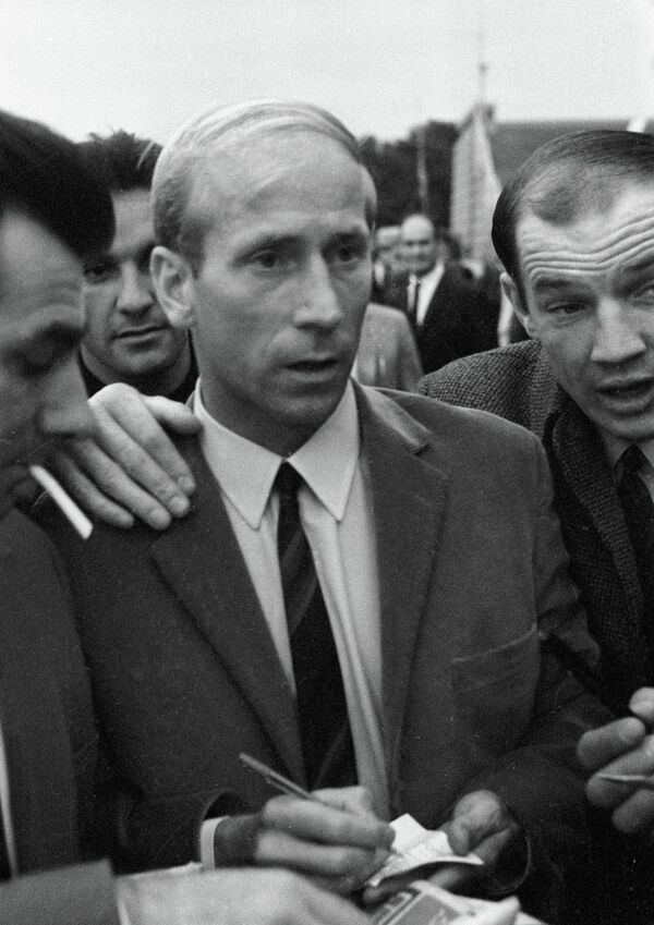 Игрок сборной Англии Бобби Чарльтон раздает автографы болельщикам на VIII первенстве мира по футболу - Sputnik Армения