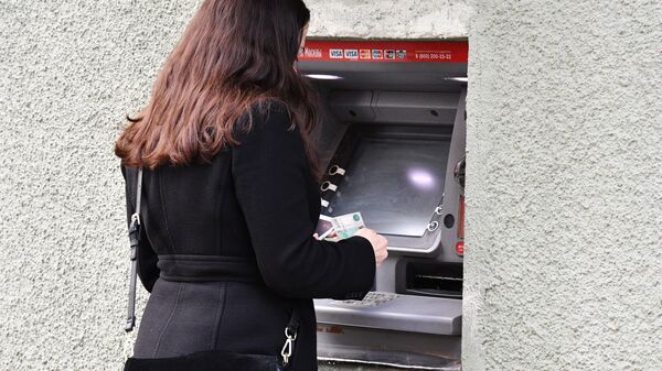 Снятие наличных в банкомате - Sputnik Армения