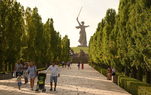 Родина-мать зовет! - центр памятника-ансамбля Героям Сталинградской битвы - Sputnik Армения