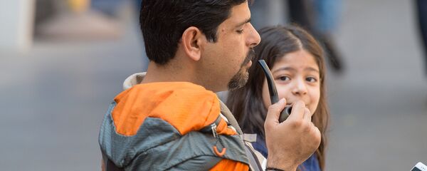 Город Ереван. Мужчина курит трубку - Sputnik Армения