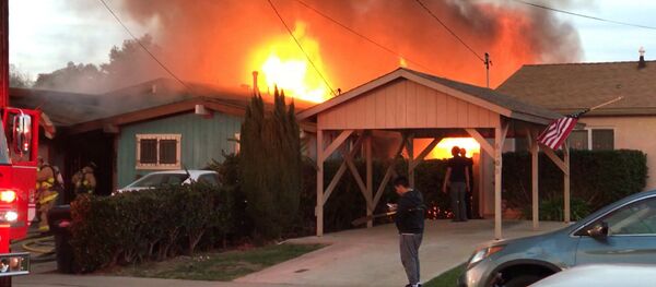 Самолет упал на жилой дом в Сан-Диего Самолет упал на жилой дом в Сан-Диего - Sputnik Армения