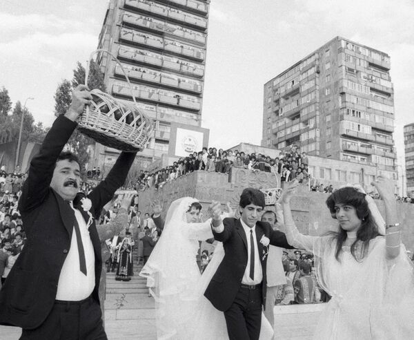 Свадебные торжества в районе Зейтун. 1986 год, Ереван. - Sputnik Армения