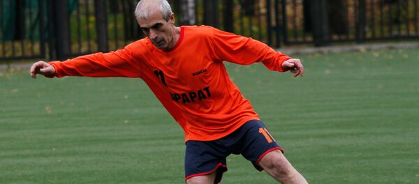 Советский футболист Назар Петросян принимает участие в Международном турнире среди ветеранов, посвященном 85-летию футболиста и тренера Никиты Симоняна Советский футболист Назар Петросян принимает участие в Международном турнире среди ветеранов, посвященном 85-летию футболиста и тренера Никиты Симоняна - Sputnik Արմենիա