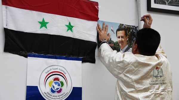 Флаг Сирийской Арабской Республики и портрет президента Башара Асада - Sputnik Արմենիա