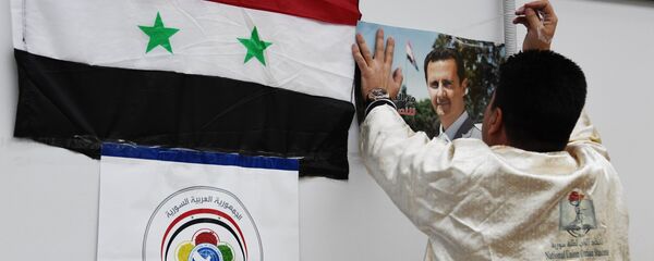 Флаг Сирийской Арабской Республики и портрет президента Башара Асада. Архивное фото. - Sputnik Армения