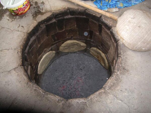 Тонир - кавказская глиняная печь в виде перевернутого усеченного конуса, уходящая основанием в землю Тонир - кавказская глиняная печь в виде перевернутого усеченного конуса, уходящая основанием в землю - Sputnik Армения