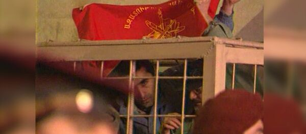 После оглашения приговора члены Дашнакцутюн из-за решётки взметнул знамя партии После оглашения приговора члены Дашнакцутюн из-за решётки взметнул знамя партии - Sputnik Армения