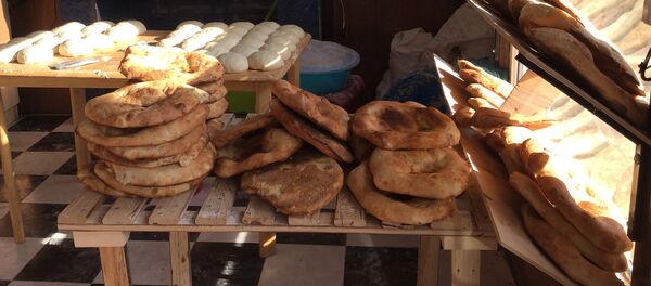 Благотворительная раздача хлеба в Гюмри Благотворительная раздача хлеба в Гюмри - Sputnik Արմենիա