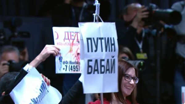 Журналист пришел на пресс-конференцию президента РФ с плакатом ”Путин Бабай” - Sputnik Армения