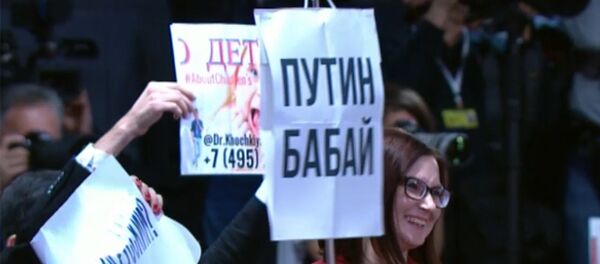 Журналист пришел на пресс-конференцию президента РФ с плакатом ”Путин Бабай” Журналист пришел на пресс-конференцию президента РФ с плакатом ”Путин Бабай” - Sputnik Армения
