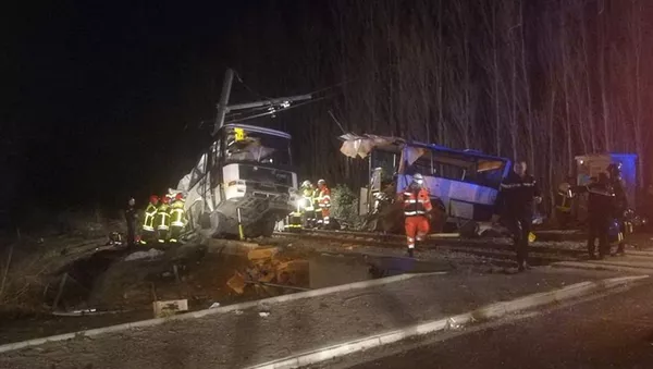 Столкновение школьного автобуса и поезда во Франции